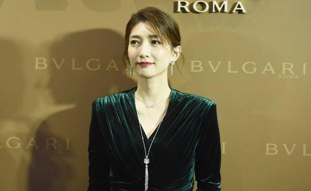 形象 冬天穿丝绒真挺适合,不仅保暖还显白,江疏影穿着可高级了