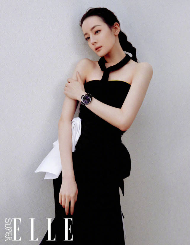 迪丽热巴 迪丽热巴新刊造型太优越！穿职场装造型尽显高级感，不秀身材照样美