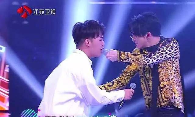 薛之谦和朱兴东参加节目,朱兴东正准备开唱,却被薛之谦一把按住