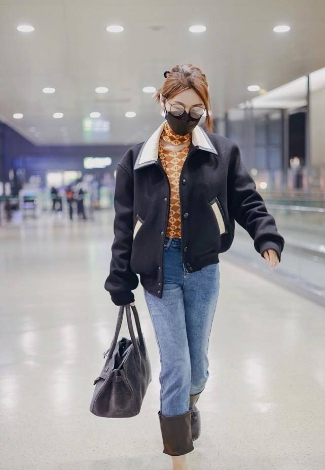 脚踝 李菲儿气质这么好,短大衣配打底衫时尚清新,露脚踝看着有点冷