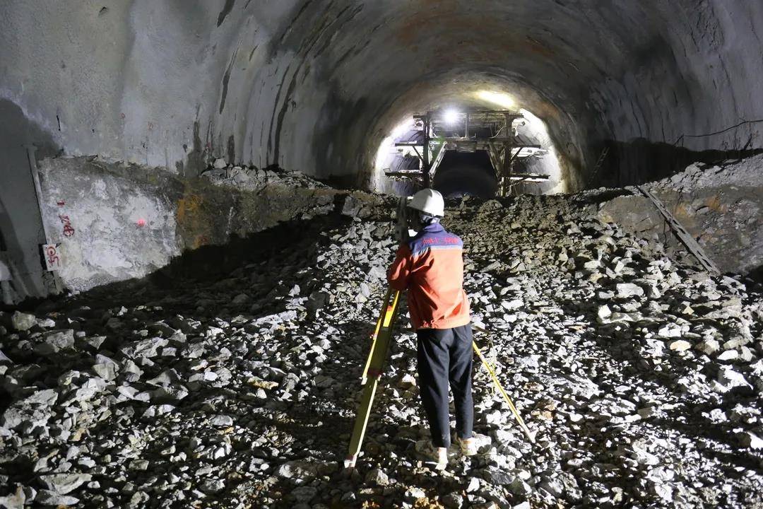 测量人员在对隧道开挖进行精准测量放样贵南高铁贯穿广西西北部和贵州