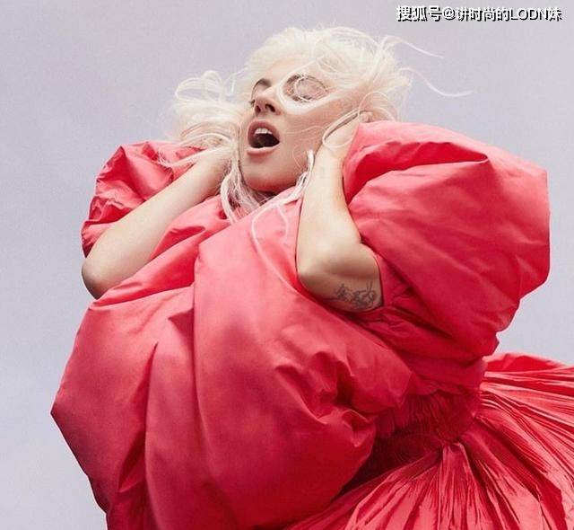 原创ladygaga香水大片曝光穿抹胸裙曝光满背纹身腰围又粗一圈