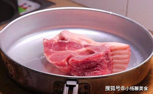 方法|不管猪肉冻得多硬，用我这1招，十分钟就解冻，完全不耽误炒菜