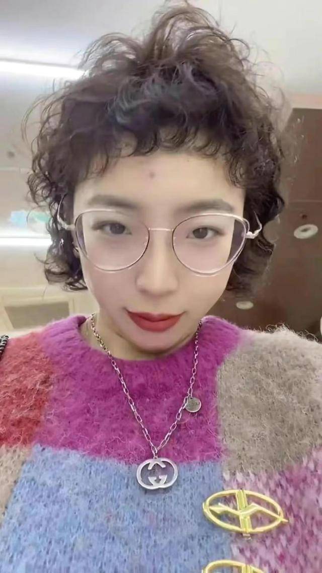 卷发短发美女想换形象烫卷发，男票哀伤：女朋友秒变丈母娘