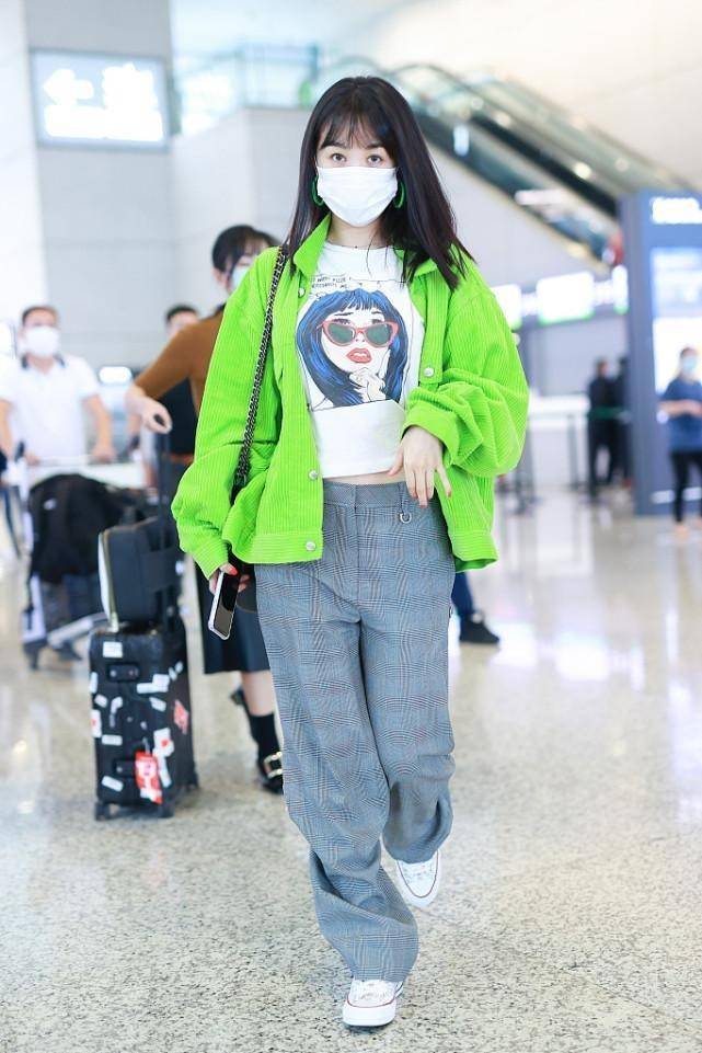 脚踝 李菲儿气质这么好,短大衣配打底衫时尚清新,露脚踝看着有点冷