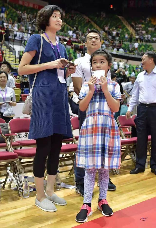 长发姚明老婆叶莉剪了短发，像变了一个人，长发的时候多漂亮呀