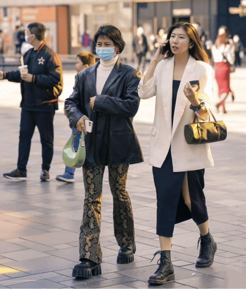 北方女孩的冬日穿搭就看北京街拍服装保暖厚实穿搭不臃肿