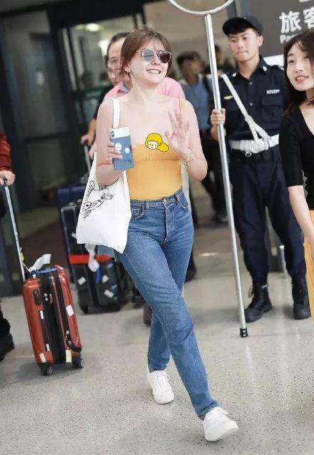 身材 33岁热依扎靠身材火了，穿报纸裙走机场，比例不优越却超自信