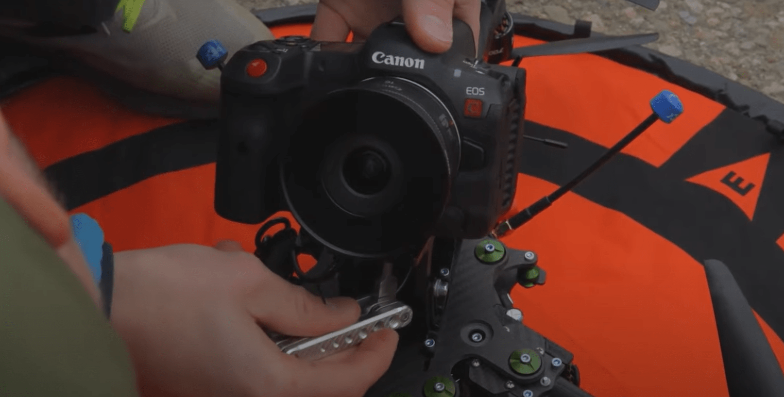 佳能 EOS R5 C 发布：视频版佳能 R5 来了，这次拍 8K 也不过热？