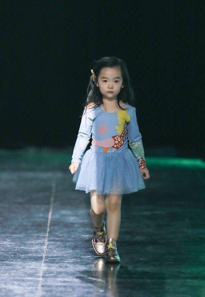 小家伙 董璇3岁女儿T台走秀，佟大为关悦携子捧场，青梅竹马同框超养眼