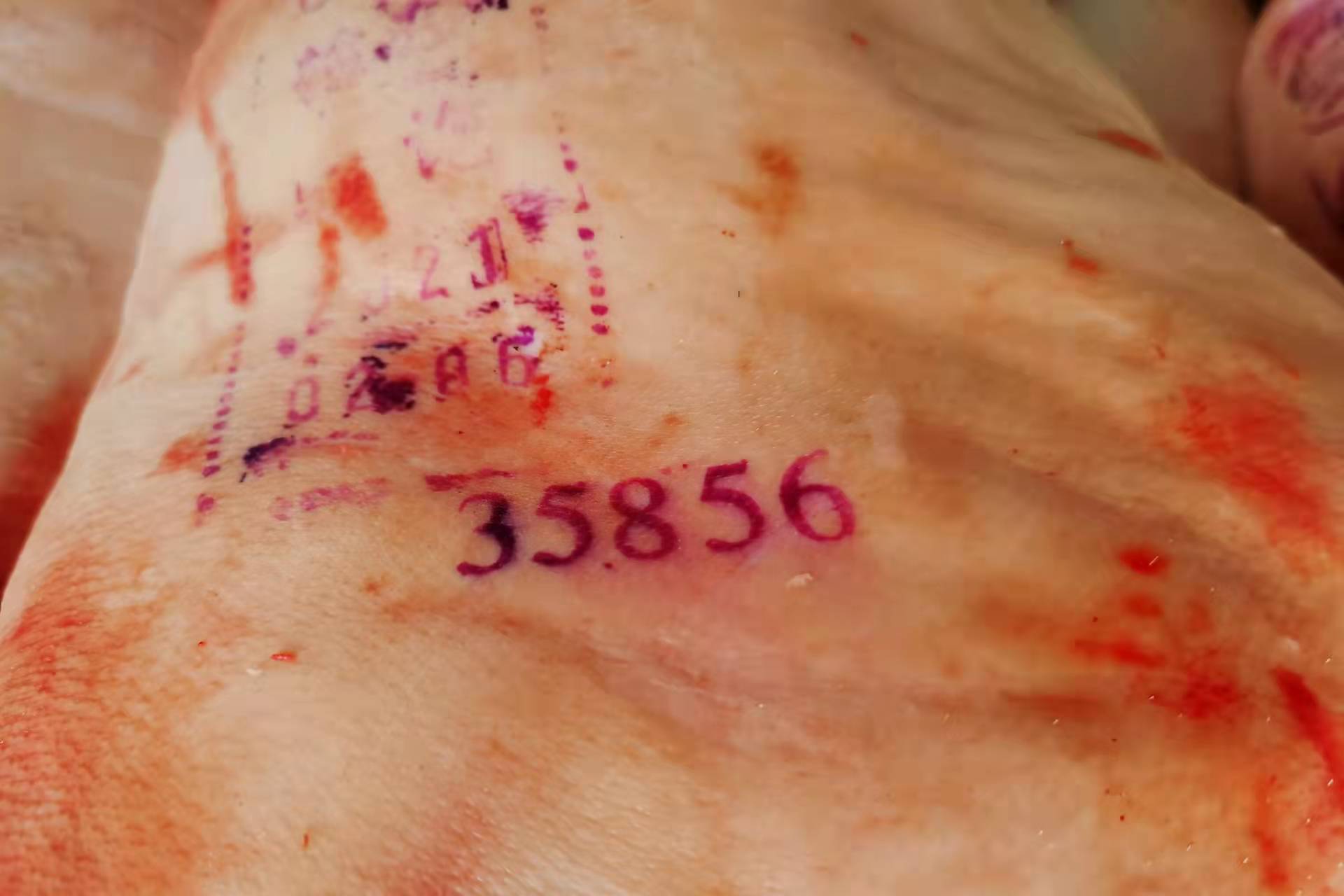买猪肉时盖章的猪肉到底能食用吗这个问题大多数人难做抉择