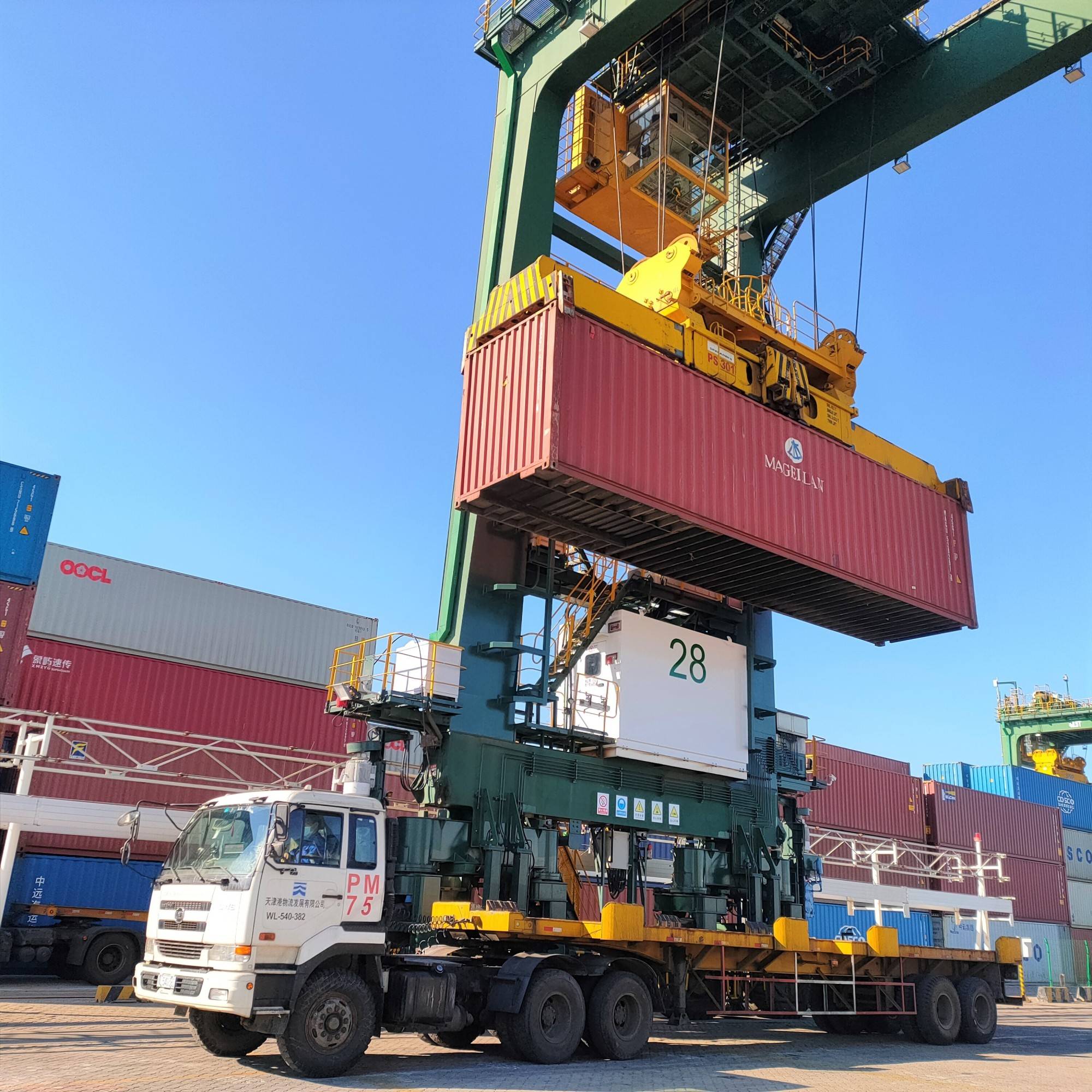 首创|全国港口首创！第一台全国产化电控系统场桥在天津港投入使用