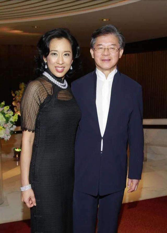 朱玲玲与罗康瑞前往新加坡低调进行了结婚登记