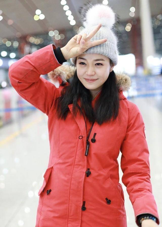 颜色 陈妍希长得好可爱,脸蛋圆润身材却很纤细,穿羽绒服都不胖