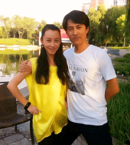 这个周扬也很厉害,在和靳东秘恋之前,曾因为拍摄《宝莲灯前传》而和