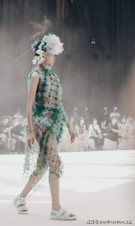 品牌 时尚 | 迪丽热巴这双毛毛拖鞋，简直可爱到犯规