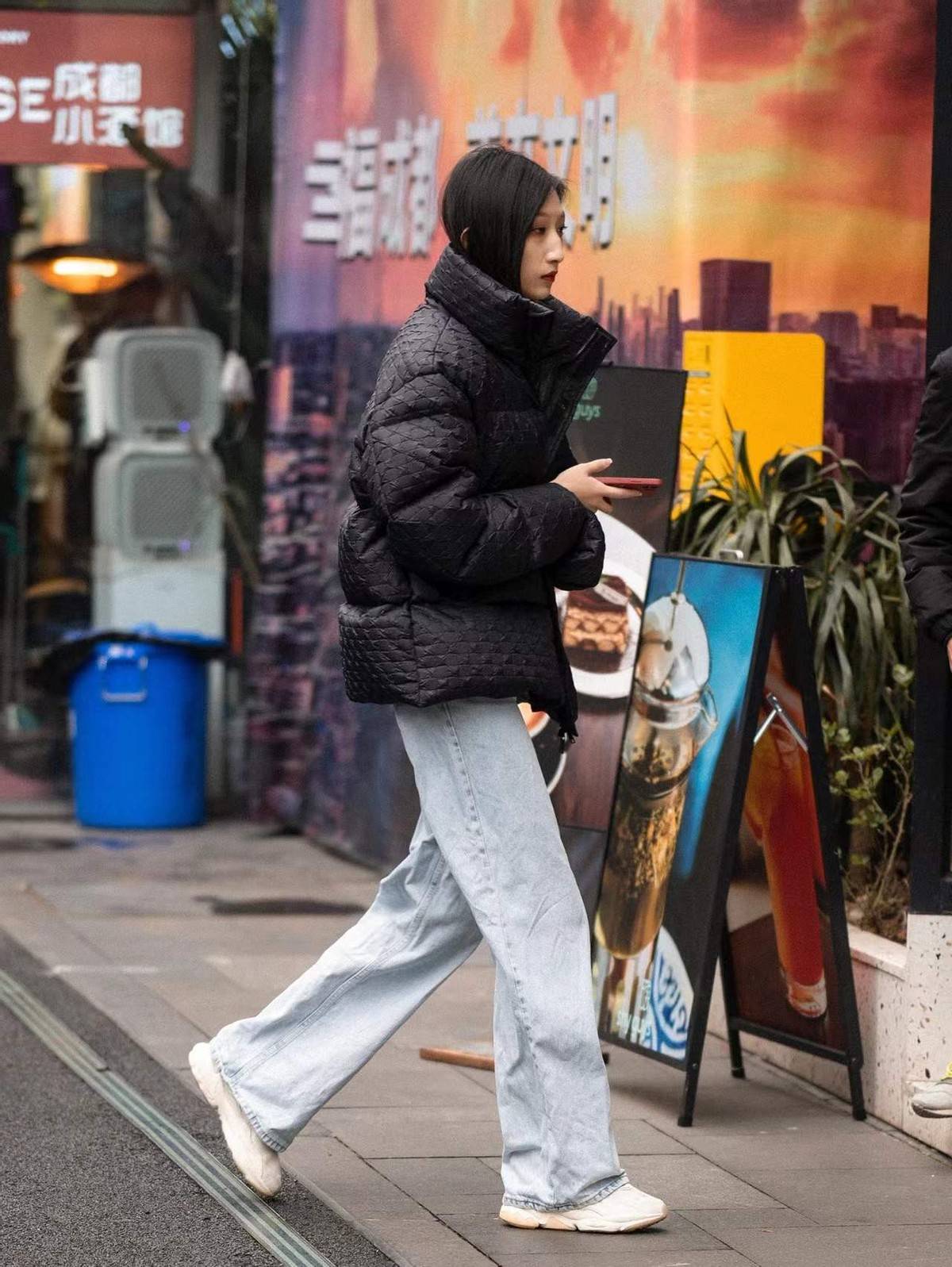 高领衫 看了成都女孩的街拍，突然觉得黑羽绒服不丑了，照着她们穿真时髦