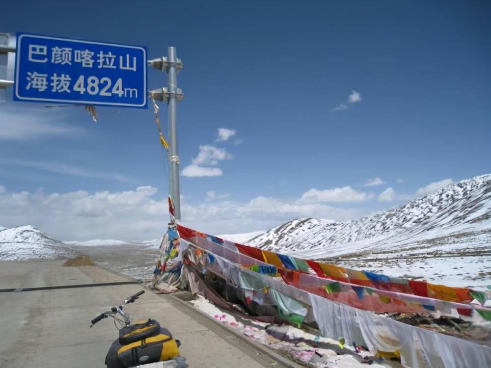 青海段中名气最大的垭口当属巴颜喀拉山,这里海拔已经达到4824米,如果