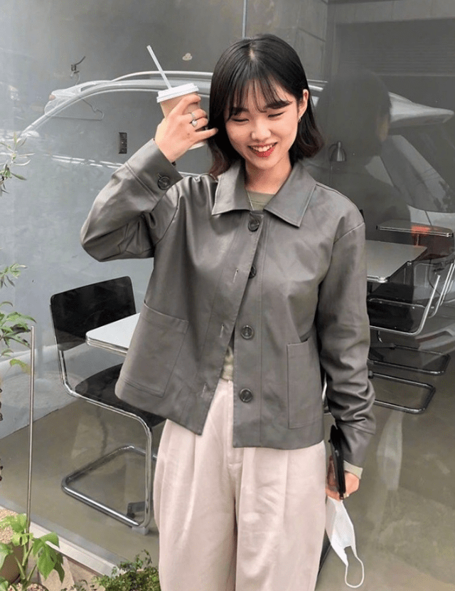 颜色 短发小姐姐youryeony的日常穿搭 将工装风穿得很可爱的森系女孩