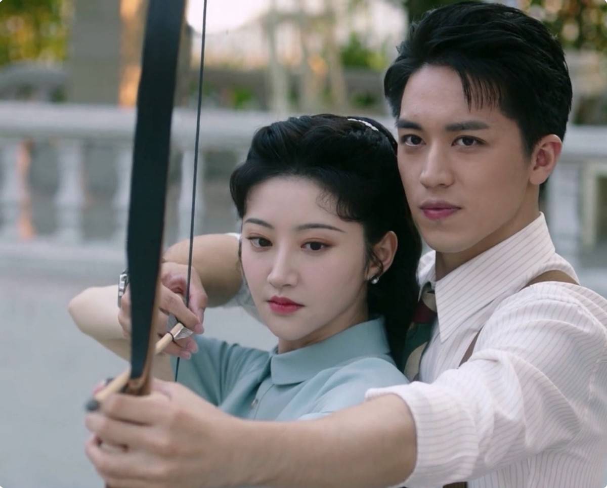 虽然说《流光之城》是典型的民国传奇爱情剧,但是整体的剧情并不是