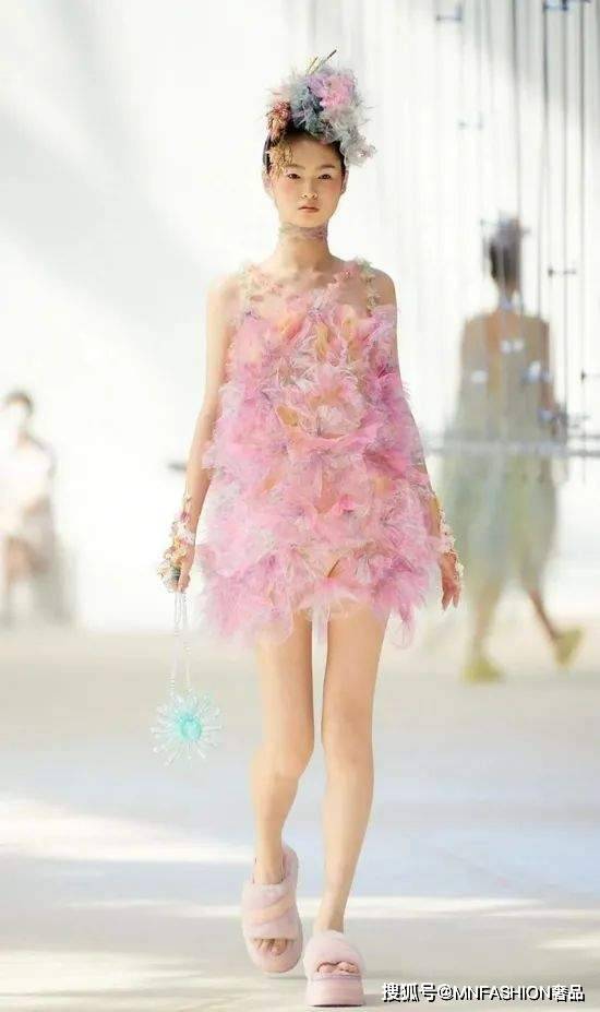 品牌 时尚 | 迪丽热巴这双毛毛拖鞋，简直可爱到犯规