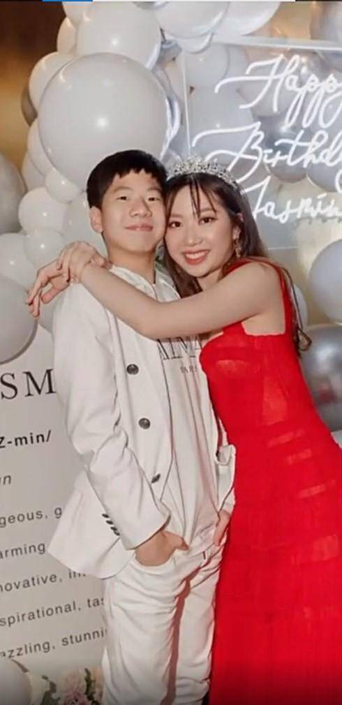 甄子丹女儿18岁庆生现场图曝光,着红裙与家人合照温馨幸福