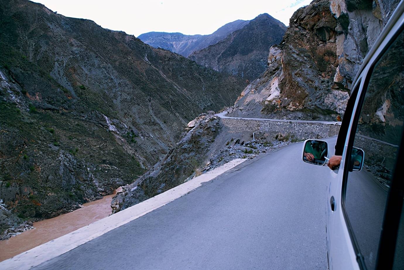 中国景观最丰富的国道从雪原到热带雨林海拔相差4000多米