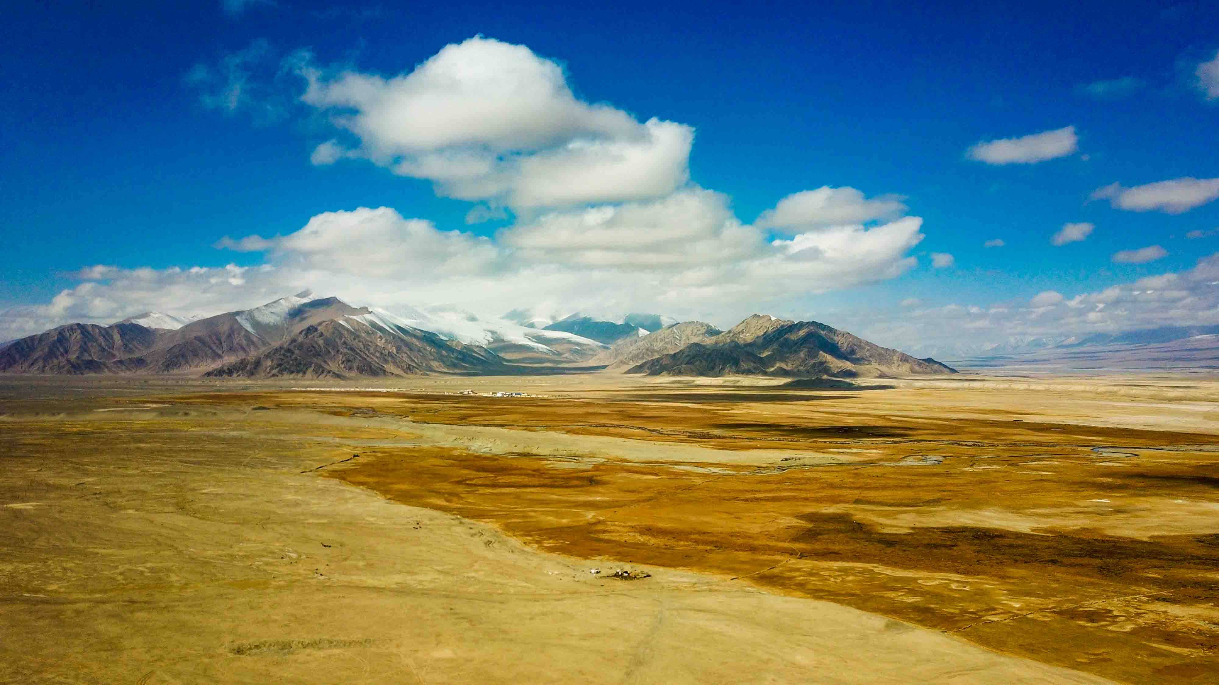  原创 实拍南疆绝美火山口，被誉为帕米