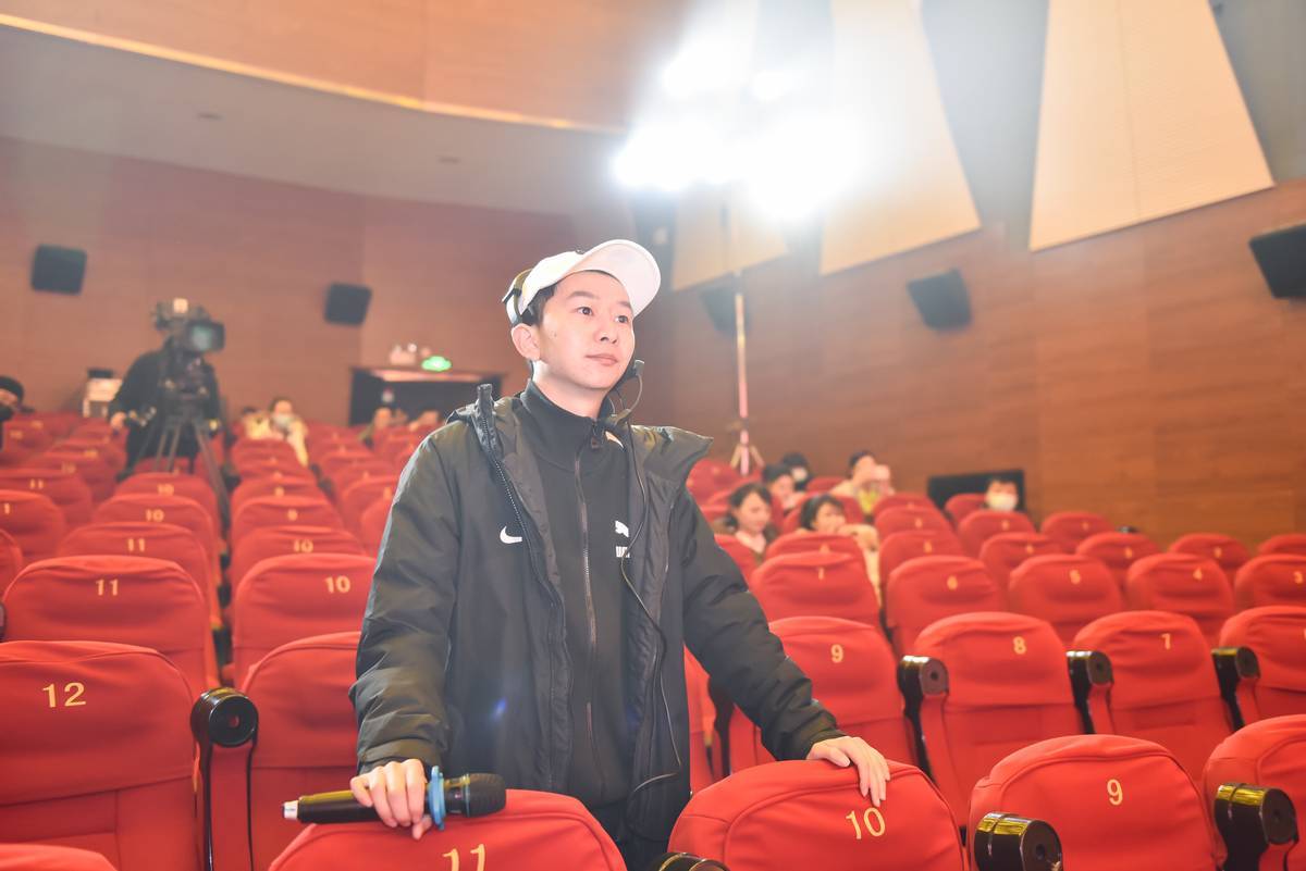 (赵子豪导演在活动现场)据介绍本次新春大联欢旨在为中行员工提供风采