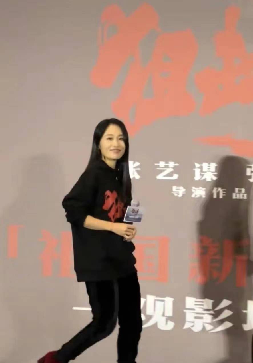 卫衣 张艺谋又出一大作！与女儿同框显可爱，长女是学霸两次都嫁外国人