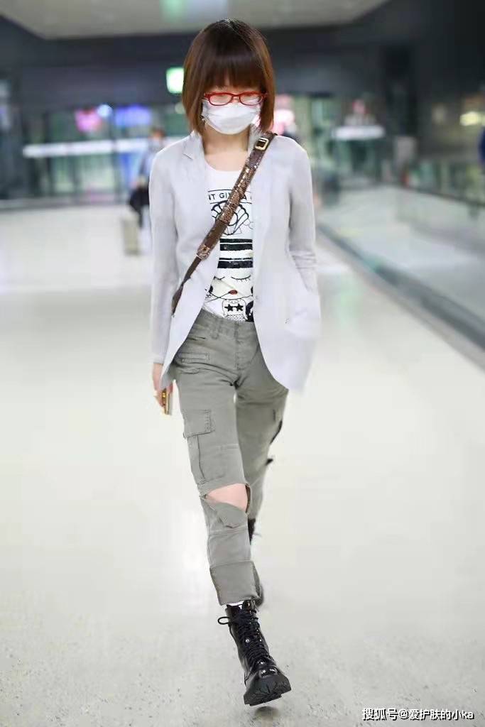 身材 鲁豫私服很会扬长避短,全黑内搭配唐装很有气质,显胖反而更美