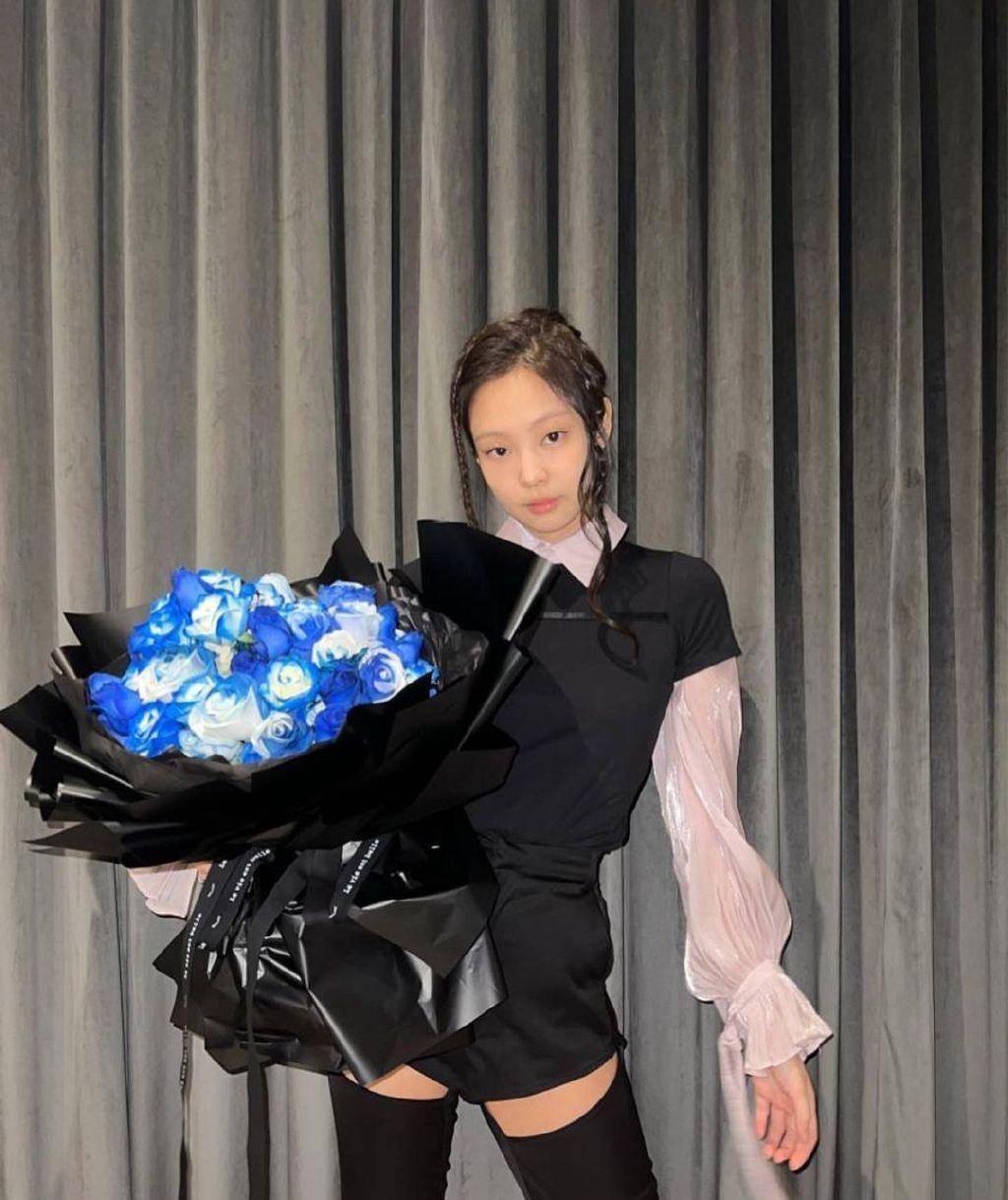 jennie Jennie的“爱豆裤”好火，随便穿都很有女人味，奇怪造型真挺美