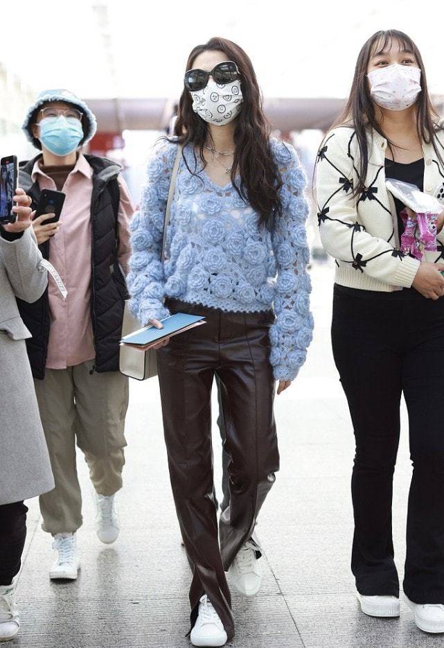 花朵 徐璐穿卫衣造型很别致。镂空卫衣也有花朵，搭配皮裤很有淑女气质