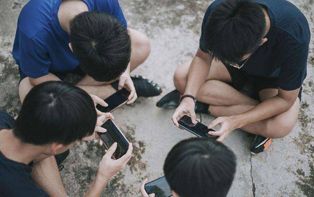 因携带手机上学起冲突,广西十二岁男童怒杀其父,学校禁带手机挺好