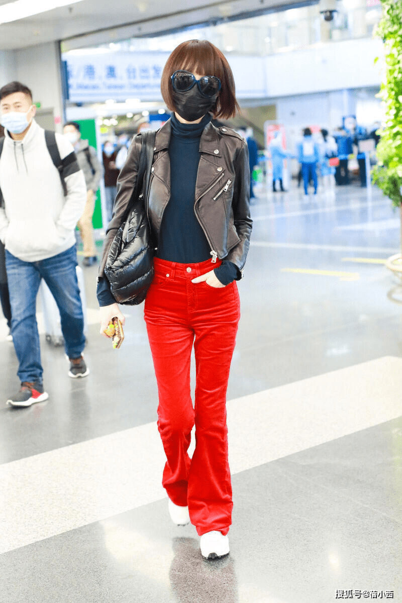 黑色 鲁豫身材干瘦但品味不俗,穿红色大衣喜气洋洋,显得年轻又不雷人