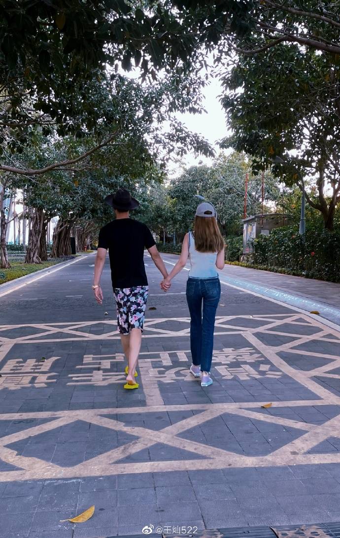 原创杜淳泳池边后背摔与老婆秀恩爱俩人甜蜜接吻王灿笑得像小女生