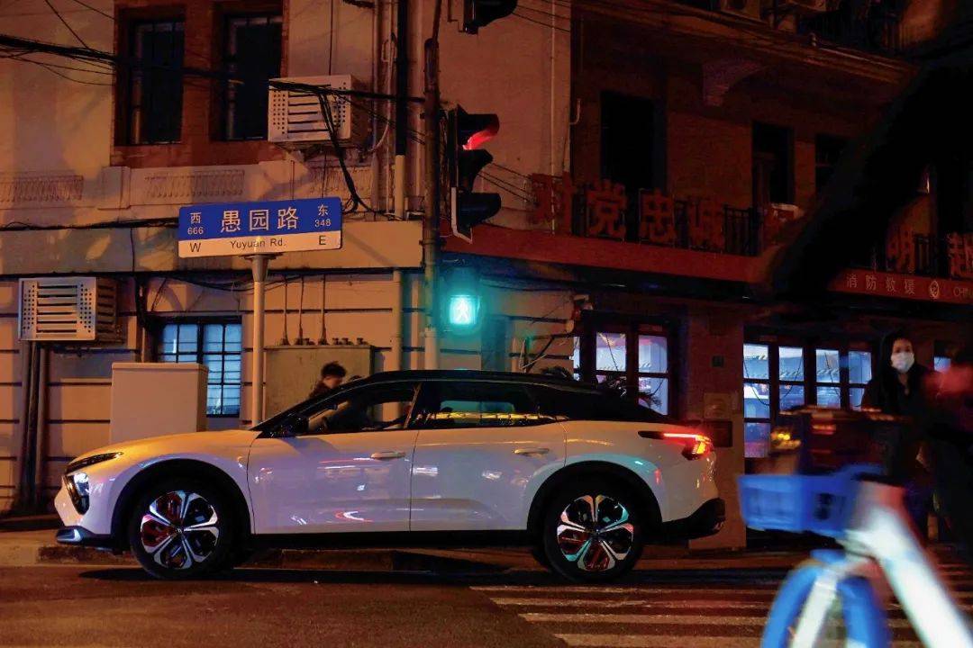 愚园路上的终其一生，凡尔赛的日夜兼程 | 轧马路