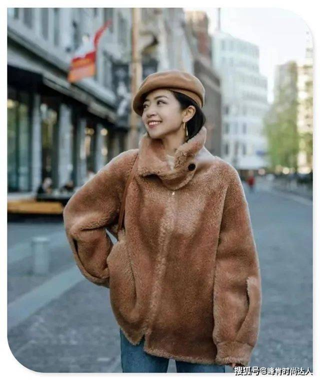 颜色 今年秋冬有种流行色叫“焦糖色”，温暖又气质，三木都很爱穿