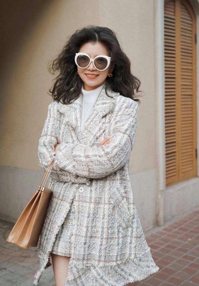 三木 过年穿大衣时，建议少配打底裤！看看三木的穿搭，你会有所启发