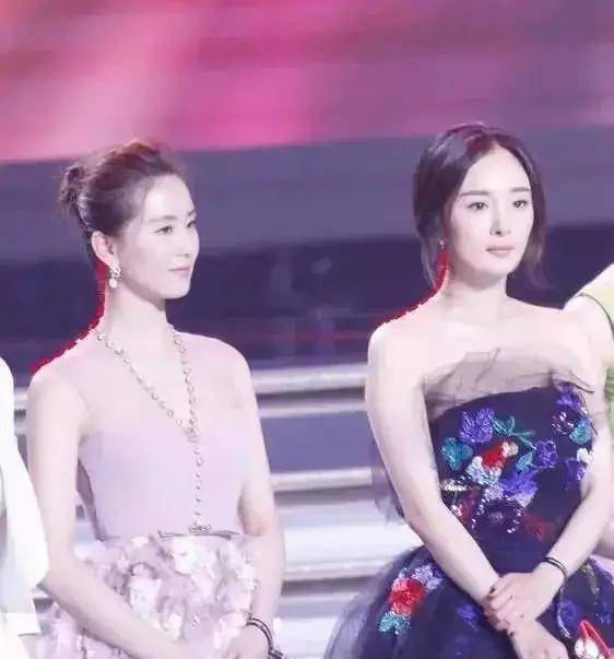 活动吉娜左右乱晃，赵露思鸵鸟颈，杨幂爱驼背，仪态短板滤镜也难救