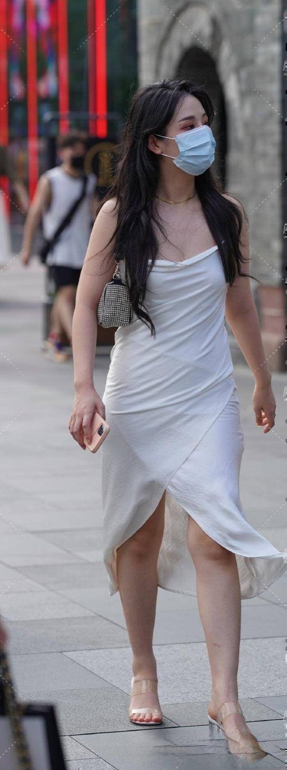 色调 选择吊带鲨鱼裤,用衣物衬托出腰身,比较减龄哦