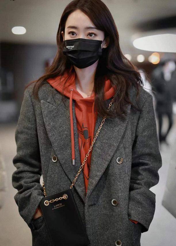 张小斐 张小斐生日咖位飞升，时尚品味改头换面，穿万元大衣千元鞋子出街