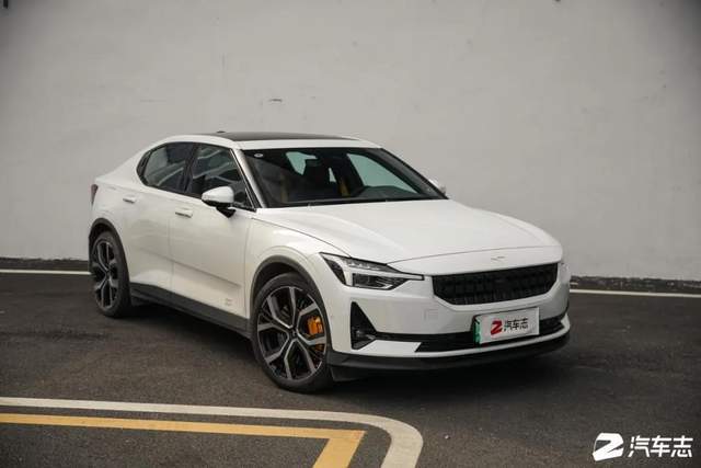 却不是我们所熟悉的volvo,取而代之的是一个类似旋转了45°的小鹏logo