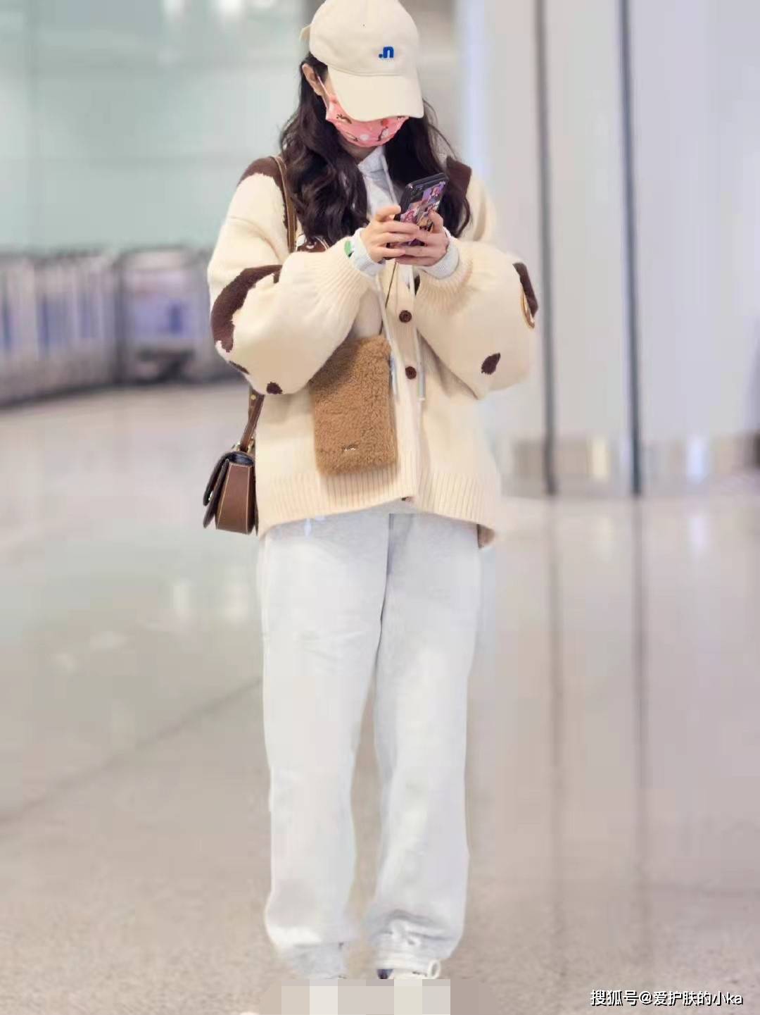 感觉 宋轶这才是在过冬,羊羔绒叠穿卫衣显臃肿,不够时髦却保暖御寒