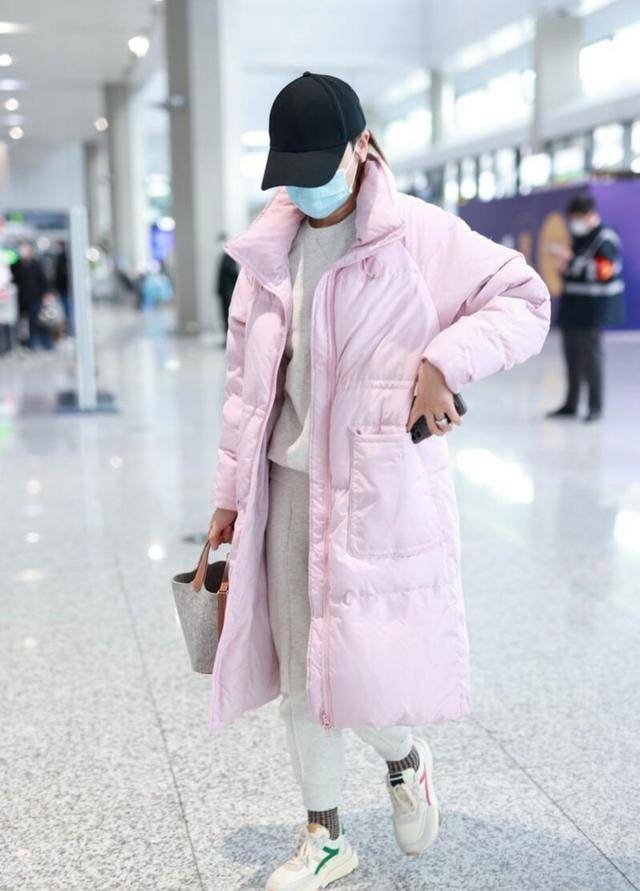 视觉 叶一茜机场穿搭接地气，粉色羽绒服搭配卫衣套装，丝毫没有明星味