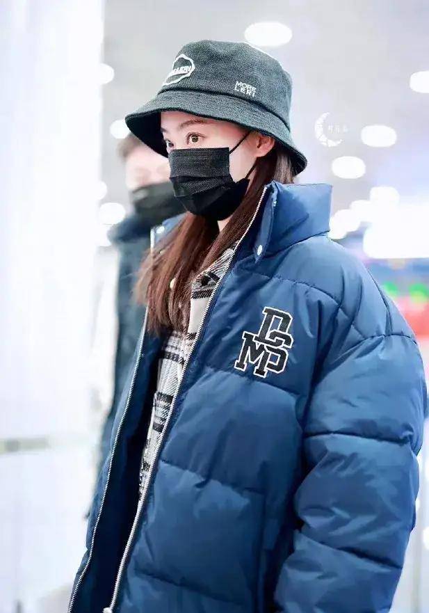 赵丽英 赵丽颖晋升带货！春晚彩排穿搭变，一条围巾五分钟卖断货