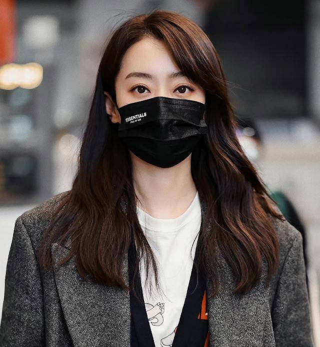 张小斐 张小斐生日咖位飞升,时尚品味改头换面,穿万元大衣千元鞋子出街