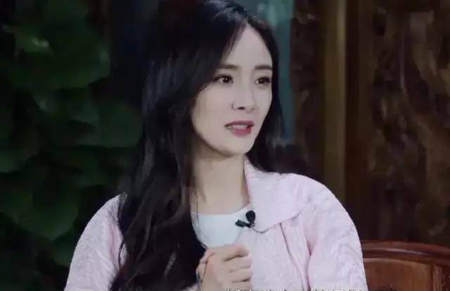 活动吉娜左右乱晃，赵露思鸵鸟颈，杨幂爱驼背，仪态短板滤镜也难救