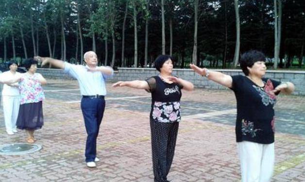 因为|奶奶跳舞，宝宝被拴着：父母再难，也要尽量远离这6种老人