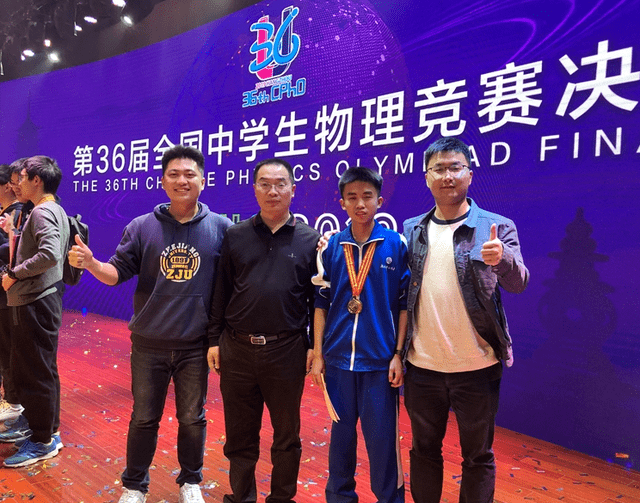 [全国五十强中学排行榜：瞩目学府背后的成长力量]